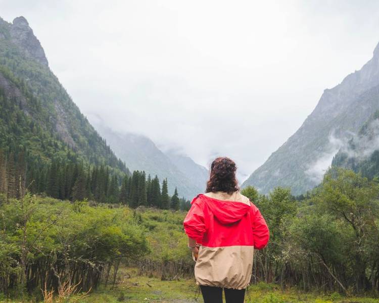 Trekking là một hoạt động rất được yêu thích tại núi Tứ Cô Nương.