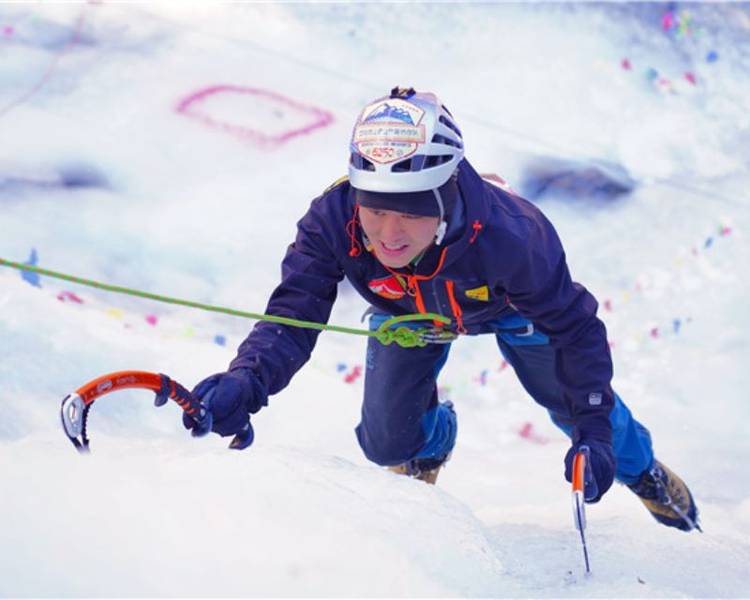 Leo núi đá băng là trải nghiệm mà bạn không thể bỏ lỡ khi đến núi Tứ Cô Nương.