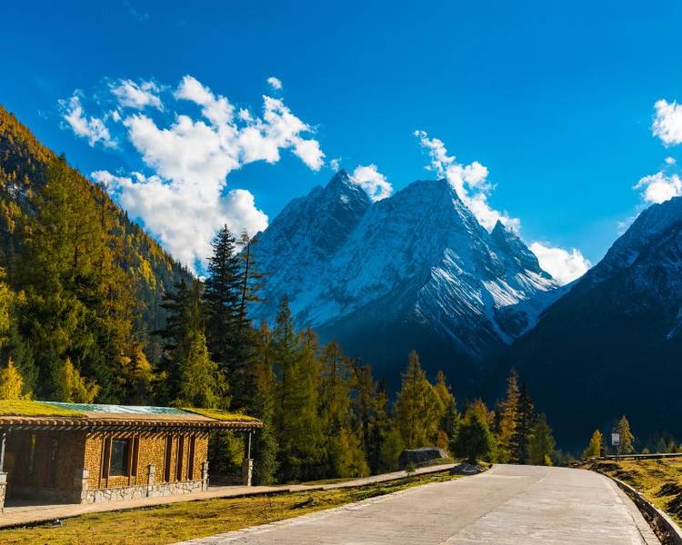 Bạn có thể trải nghiệm cảm giác đạp xe trong khung cảnh thiên nhiên hùng vĩ của thung lũng Changping và Shuangqiao ở núi Tứ Cô Nương.