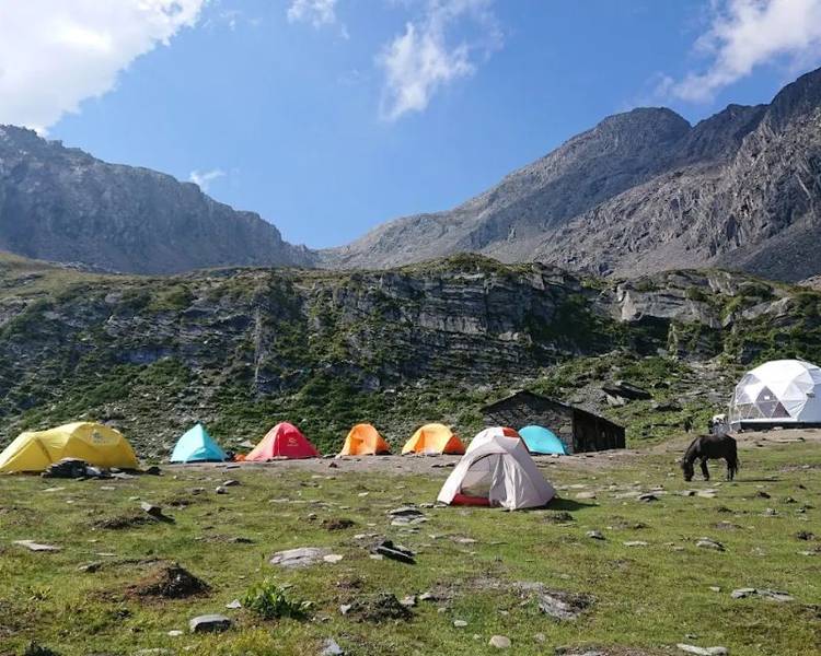 Cắm trại tại núi Tứ Cô Nương là một hoạt động thú vị mà du khách không nên bỏ qua.