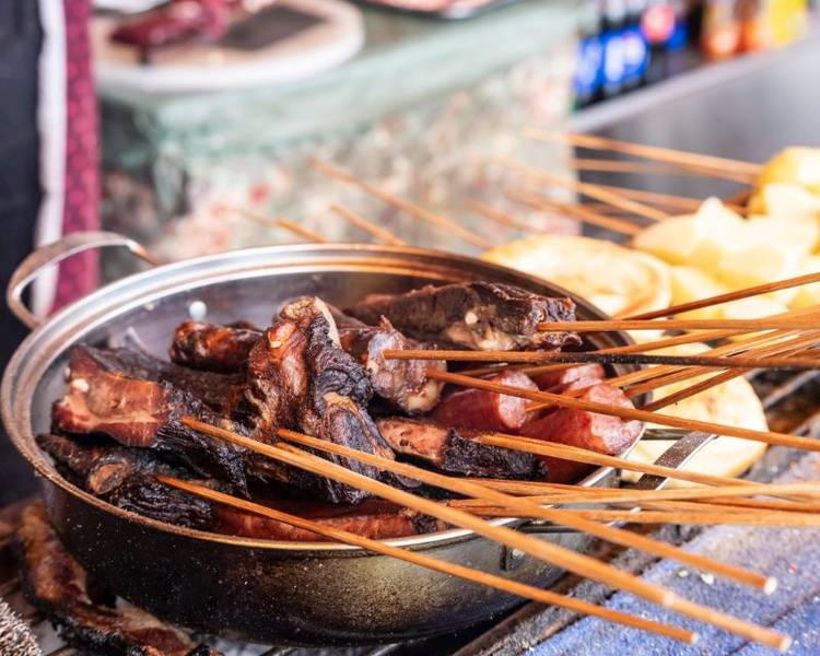 Thưởng thức các món đặc sản tại núi Tứ Cô Nương như thịt bò Yak.