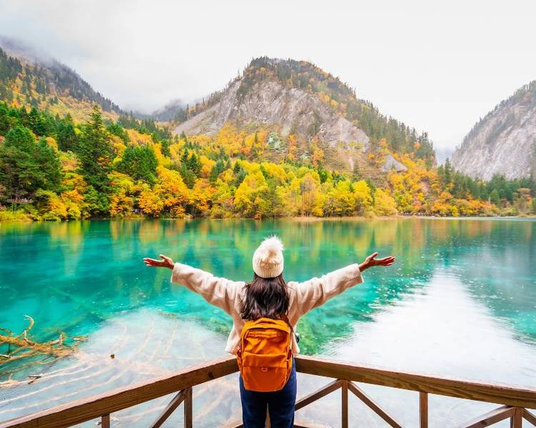 Khu danh thắng Cửu Trại Câu nổi bật với hồ nước xanh ngọc thu hút rất nhiều du khách đến tham quan.