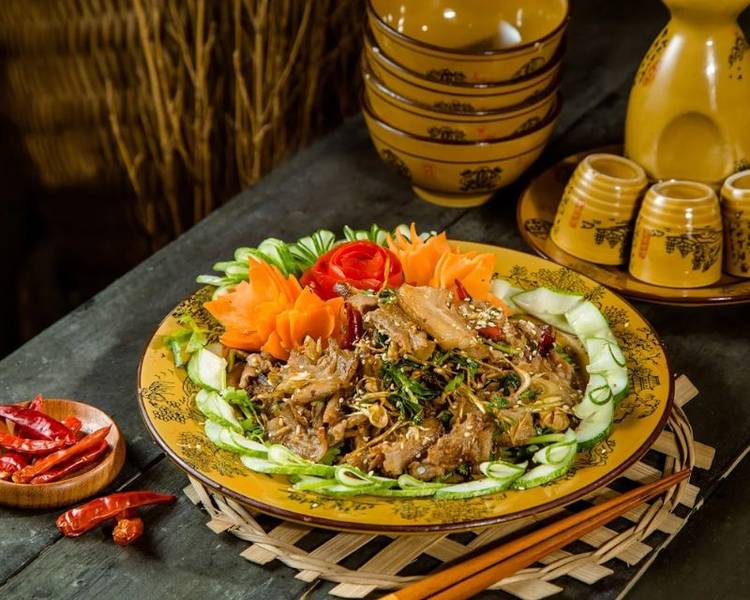 Nhắc đến đặc sản Lào Cai thì không thể không nhắc đến lợn cắp nách.