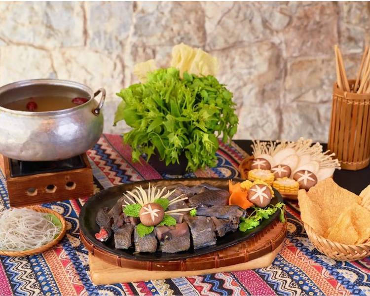 Gà đen Sapa là đặc sản Lào Cai được rất nhiều du khách yêu thích.