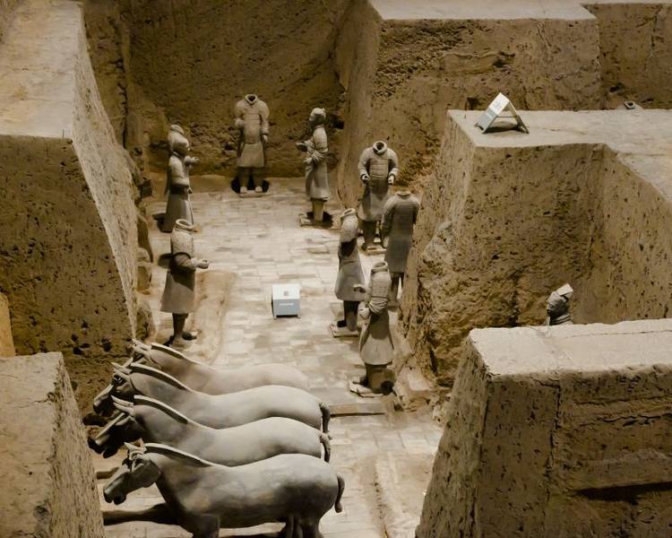 Khám phá đội hình quân đội cố đô Tây An tại Hố 2 của Lăng mộ Tần Thủy Hoàng.