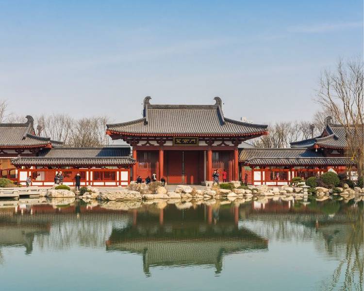 Sau khi thăm Lăng mộ Tần Thủy Hoàng, bạn hãy ghé qua Hoa Thanh Cung để tham quan nơi nghỉ dưỡng của hoàng đế nhà Đường.