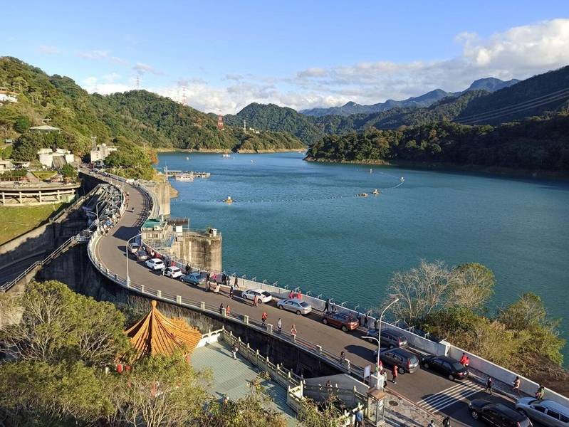 Hồ chứa nước Shihmen với khung cảnh thiên nhiên tuyệt đẹp. 