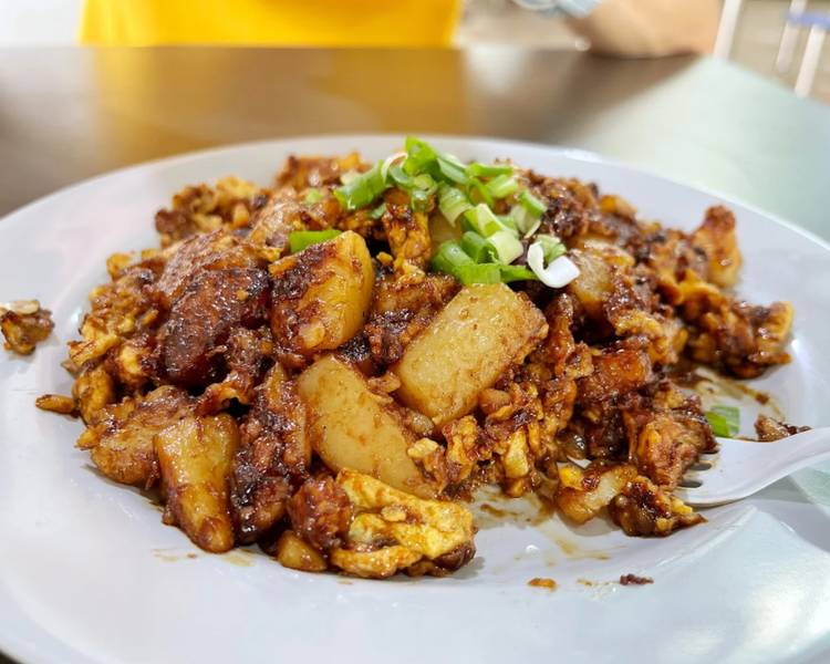 Thưởng thức đặc sản Singapore, bạn không thể nào bỏ qua món củ cải xào phiên bản có xì dầu.