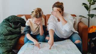 Panduan Utama Etiket & Hal Tabu di Hungaria, Mas Bellboy