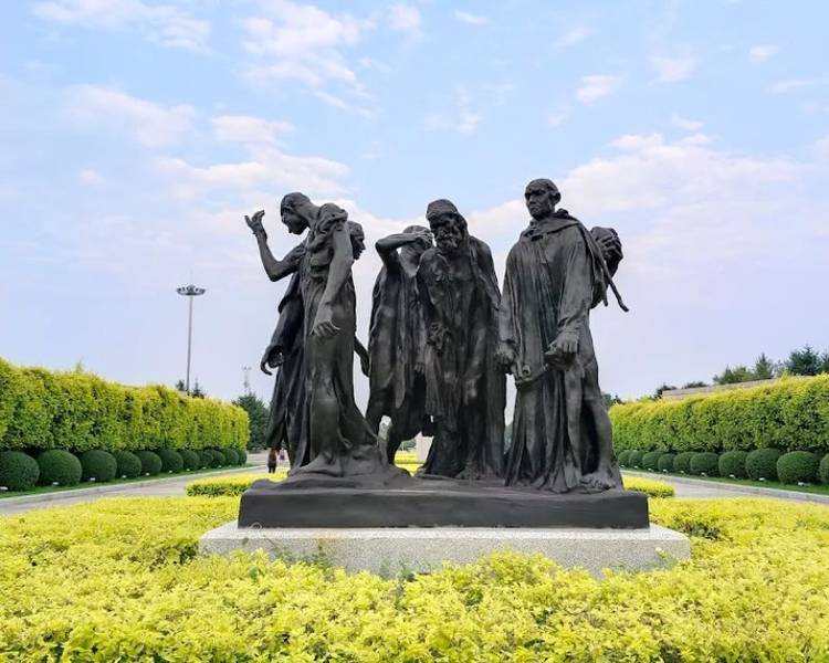 Công viên điêu khắc thế giới Trường Xuân là nơi trưng bày hơn 500 tượng điêu khắc độc đáo.