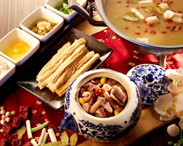 Gà hầm nhân là món ăn bổ dưỡng thích hợp với khí hậu lạnh giá của Cát Lâm.