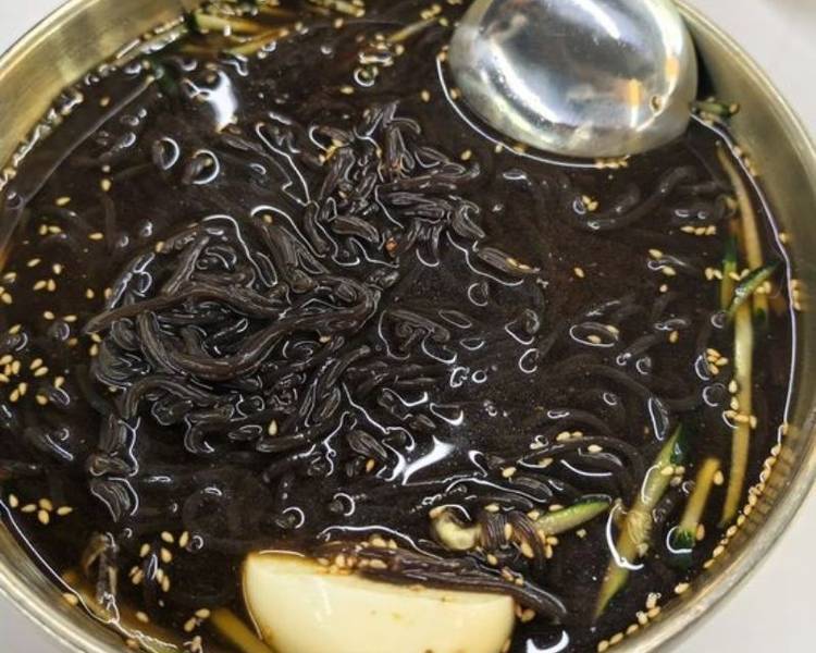 Nằm giáp biên giới Triều Tiên nên mì lạnh cũng là một trong những đặc sản nổi bật của Cát Lâm.