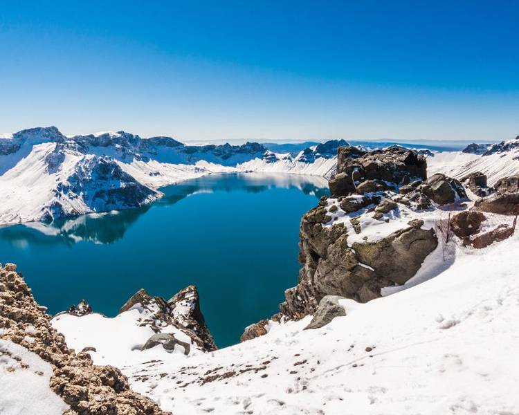 Hồ Thiên Đường nằm trên đỉnh ngọn núi lửa Trường Bạch hùng vĩ.