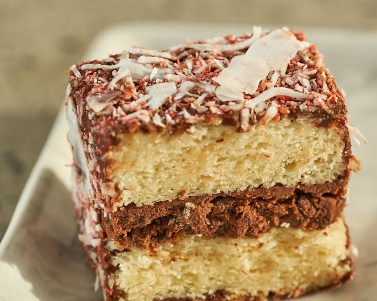 Lamington là món ăn tráng miệng mà bạn không thể bỏ qua khi ngắm hoa Jacaranda.