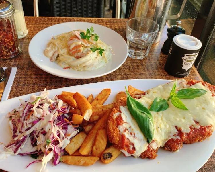 Gà phủ sốt cà chua phô mai đút lò béo ngậy rất được lòng các du khách khi đi du lịch vào mùa hoa Jacaranda.