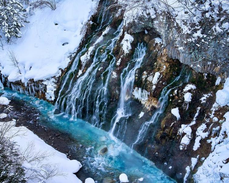 Khung cảnh huyền ảo của thác Shirahige vào mùa đông Hokkaido.