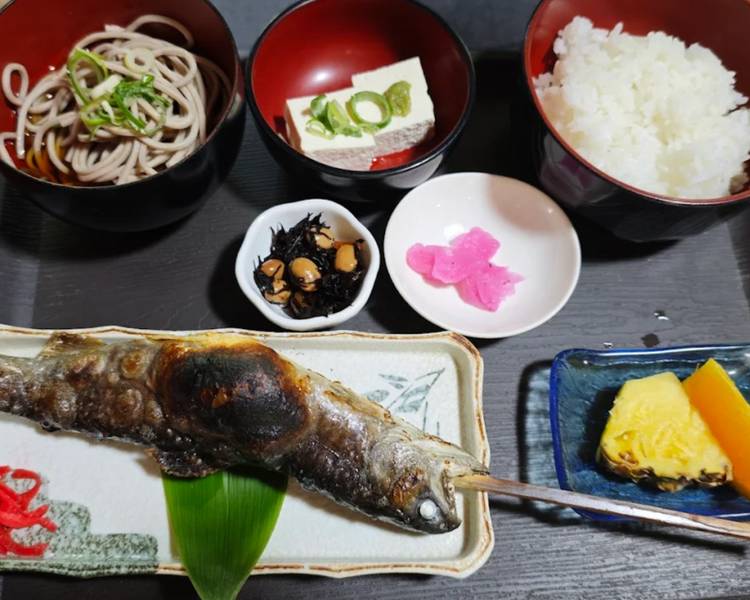 River fish Dishes là món ăn nổi bật tại Shirakawago thường được ăn kèm cùng cơm.
