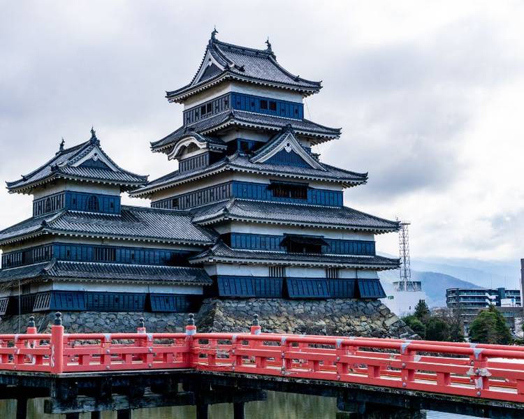 Đến tham quan Jigokudani, bạn có thể đến điểm tiếp theo là Matsumoto Castle - Lâu đài cổ nổi tiếng bậc nhất Nagano.