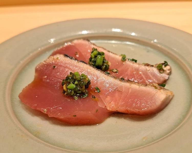 Thưởng thức những miếng sashimi tươi ngon tại Nhật Bản.
