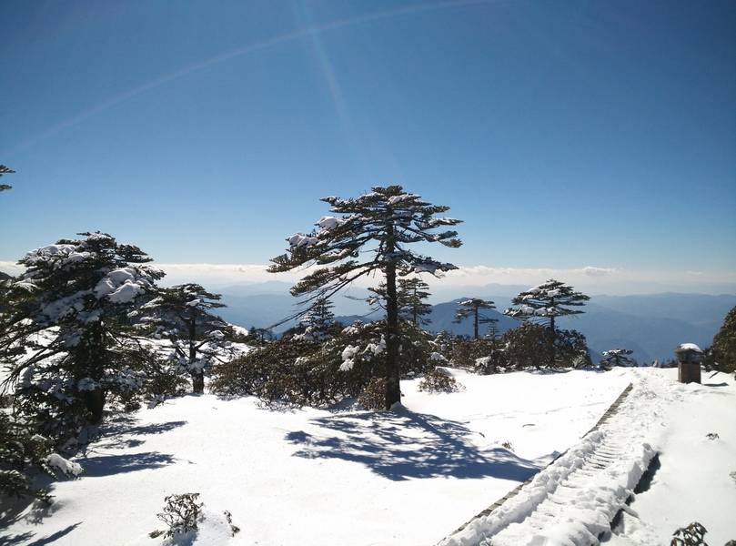 Kiệu Tử Sơn rực rỡ trong lớp tuyết trắng quanh năm. 
