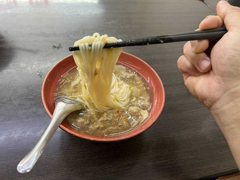 Súp thịt heo đặc tại Nghi Lan được ăn kèm cùng mì.