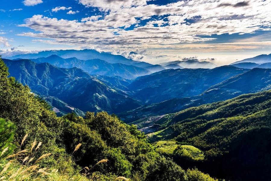 Khung cảnh hoang sơ và hùng vĩ của Hehuanshan làm say lòng du khách.