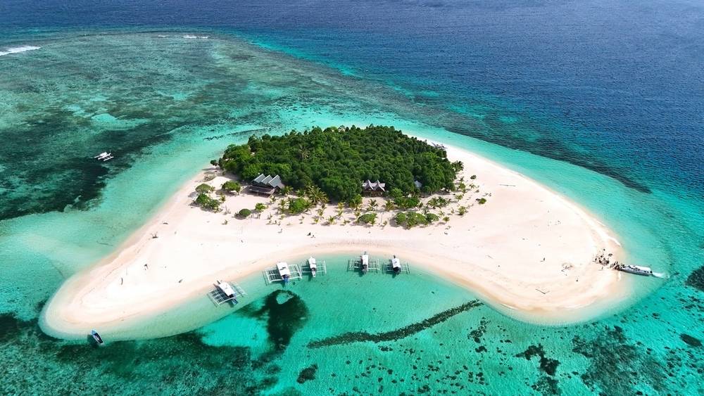 Bãi cát trắng dài của đảo Patawan từ trên cao. 