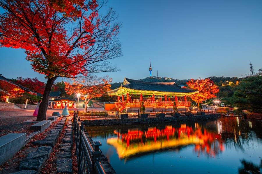 Đình vào ban đêm tại Làng Hanok Namsangol. 