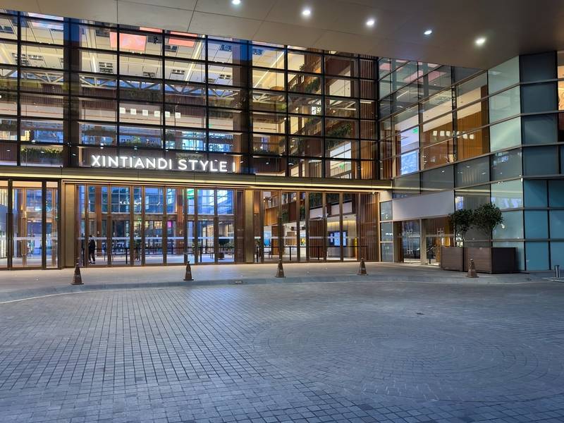 Trung tâm thương mại Xintiandi Style tập trung nhiều thương hiệu mua sắm nổi tiếng. 