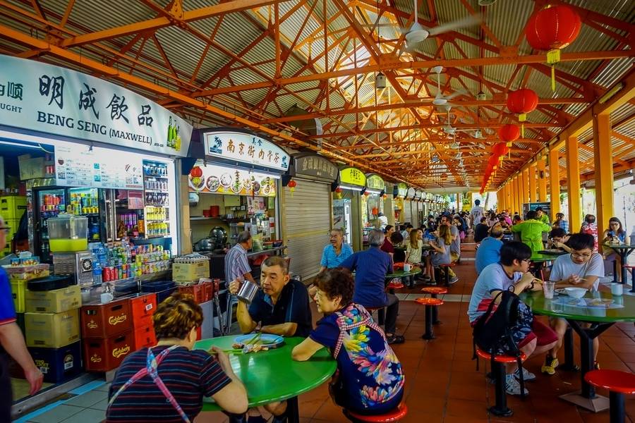 Sau 19h00 là thời điểm chợ ẩm thực Lau Pa Sat đông vui và nhộn nhịp nhất. 