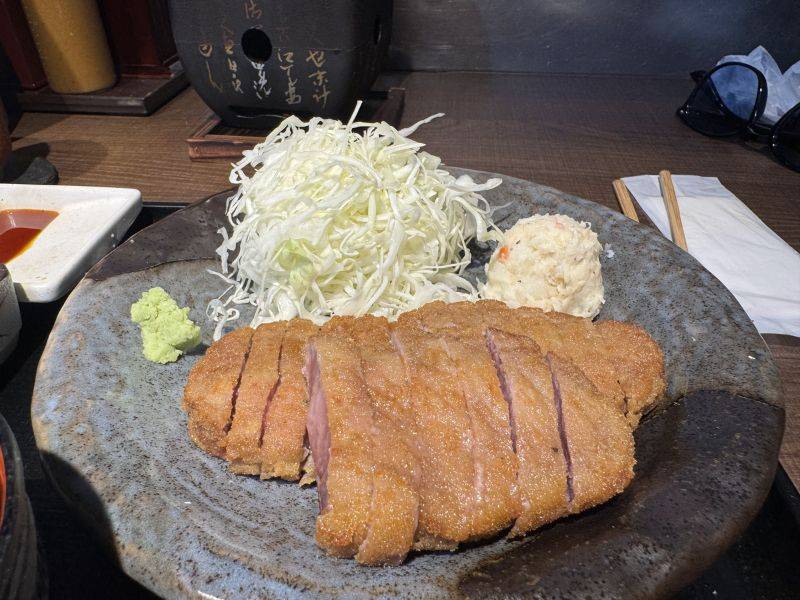 Một phần Gyukatsu đầy đủ sẽ trông như thế này.