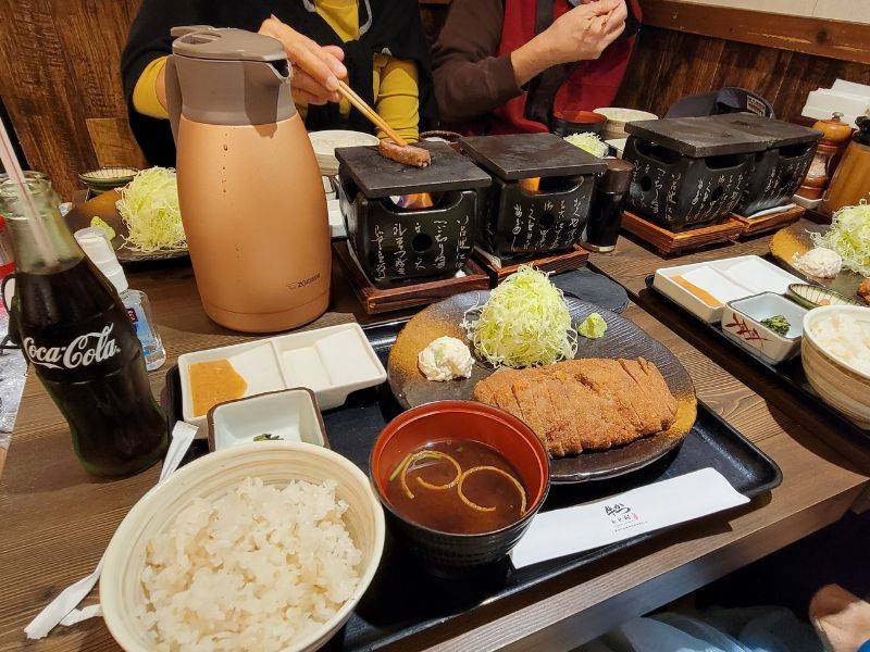 Đối với những món đồ chiên như Gyukatsu, bạn có thể dùng thêm với cơm và thức uống có ga để giúp bữa ăn thêm tròn vị nhé.