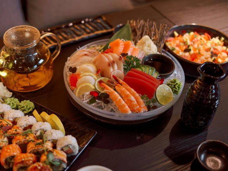 Ngoài cơm lươn nướng Hitsumabushi ra, bạn đừng quên thưởng thức Sashimi với những phần hải sản sống đầy tươi ngon và giòn ngọt khi đi du lịch Nhật Bản nhé.