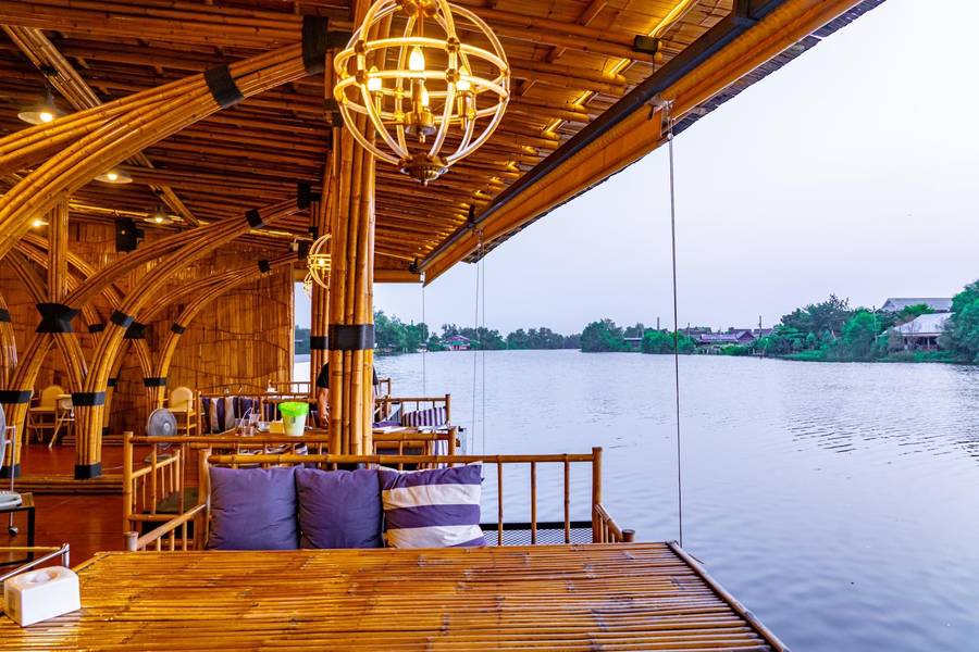เรือนชายน้ำ Cafe & Restaurant
