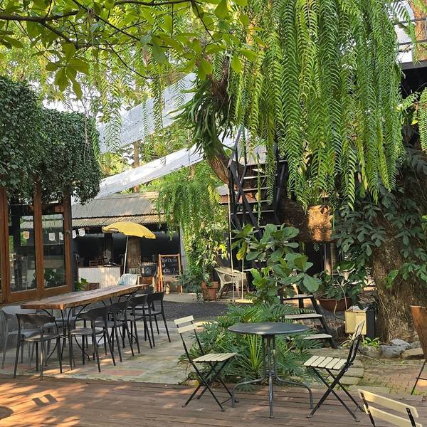 บ้าน๑,๐๐๐ไม้cafe'&farm