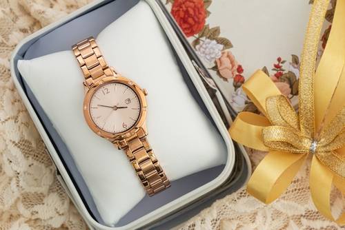 นาฬิกาข้อมือดีไซน์แกลม ๆ