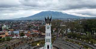 Jam Gadang: Saksi Bisu Sejarah dan Evolusi Arsitektur di Jantung Minangkabau, Xperience Team