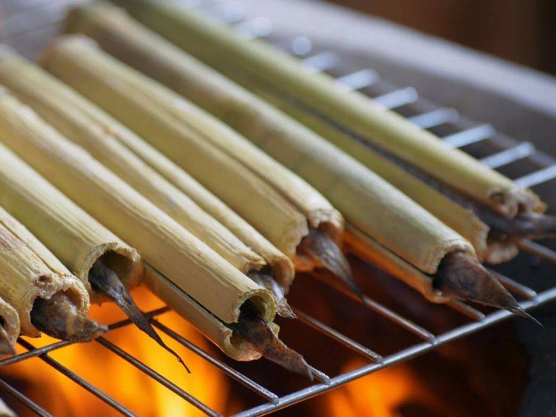 Cá kèo nướng ống sậy mang đậm hương vị miền sông nước, là món khiến nhiều thực khách mê mẩn khi khám phá món ngon Vĩnh Long.