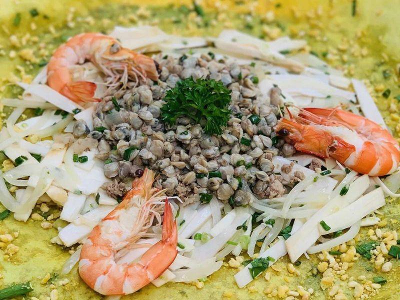 Miền Tây vốn nổi tiếng với bánh xèo nhưng bạn có biết, trong số đó, Bánh xèo hến Cù lao Dài laà một trong những món đặc sản Vĩnh Long được ưa chuộng không? 