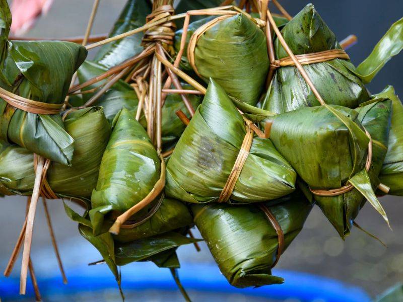 Bên cạnh những món ăn đặc sản Bắc Ninh này thì nếu thích hương vị mộc mạc và gần gũi, đừng bỏ qua bánh tro Đại Lâm bạn nhé.