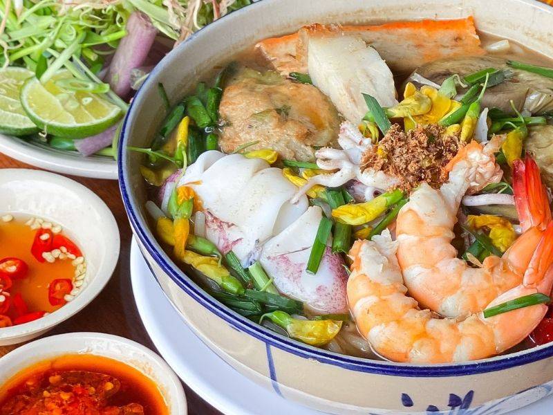 Một trong những món đặc sản miền Nam mà mọi người thường ưa chuộng là bún mắm - lẩu mắm đó. Ai ghiền hải sản thì nhất định không thể bỏ lỡ đâu nghen! Thực chất món này xuất xứ từ các khu vực miền Tây thì sẽ đúng hơn.
