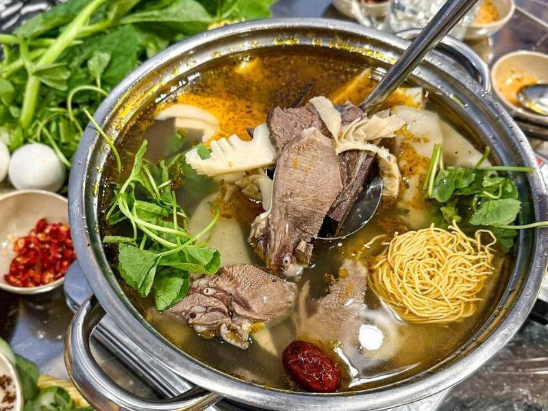 Vào ngày mưa thì lẩu bò chính là đặc sản miền Nam mà bạn sẽ muốn nghĩ tới đầu tiên (sau đó là lẩu Thái).