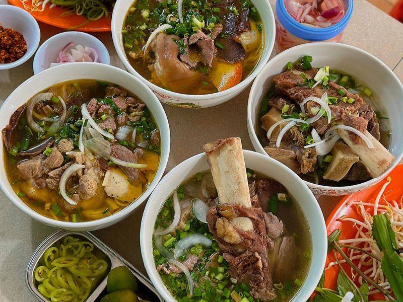 Và cuối cùng, để kết thúc series đặc sản miền Nam thì xin giới thiệu với quý mộ điệu gần xa những tô bún bò full topping đầy đủ tái - nạm - gân - giò - chả cua với nhiều ớt và nhiều rau. Quá xịn luôn í !!! 