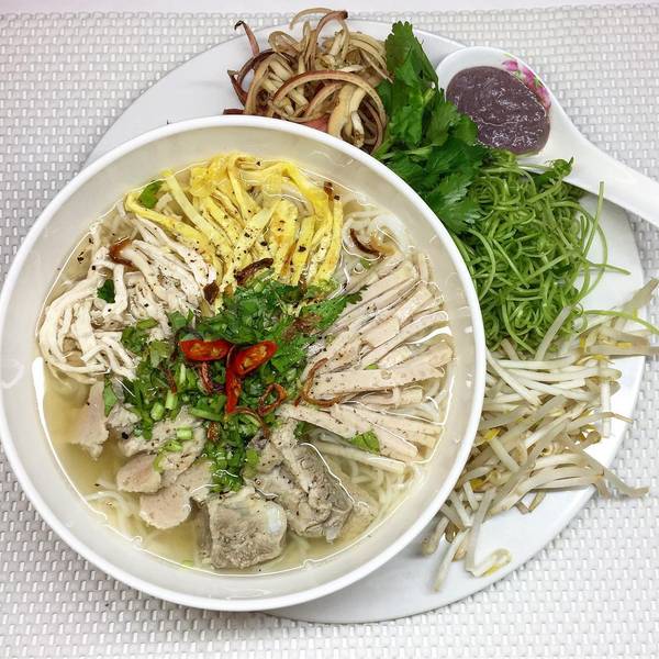 한 번 보면 꼭 먹어보고 싶어지는 분탕 한 그릇. @eatingwithtracy