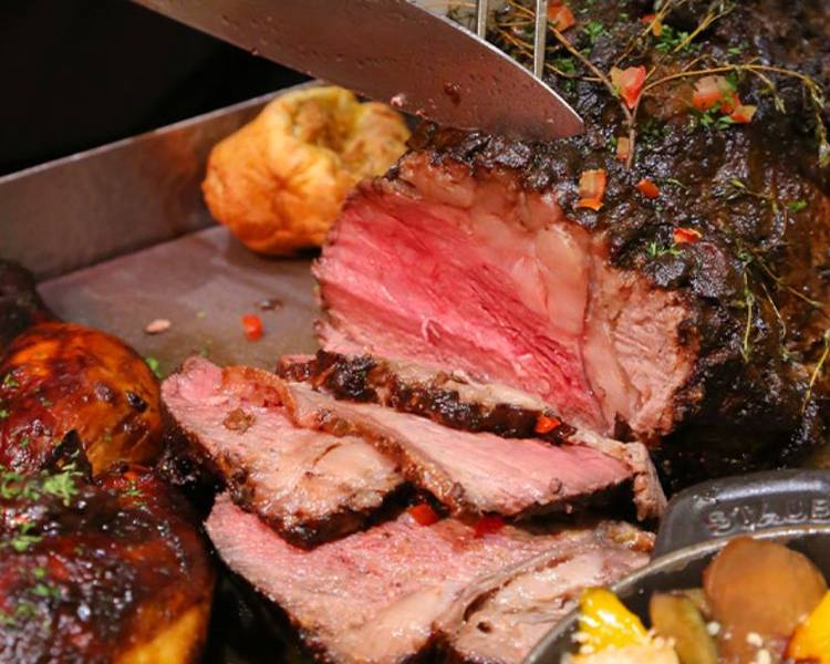 Ngoài hải sản, quầy thịt nướng cũng rất được du khách yêu thích khi đến ăn buffet Caravelle.