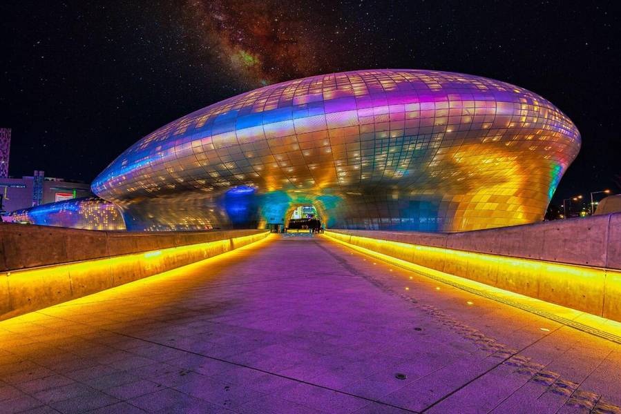 Dongdaemun Design Plaza tỏa sáng rực rỡ giữa màn đêm Seoul huyền ảo. 