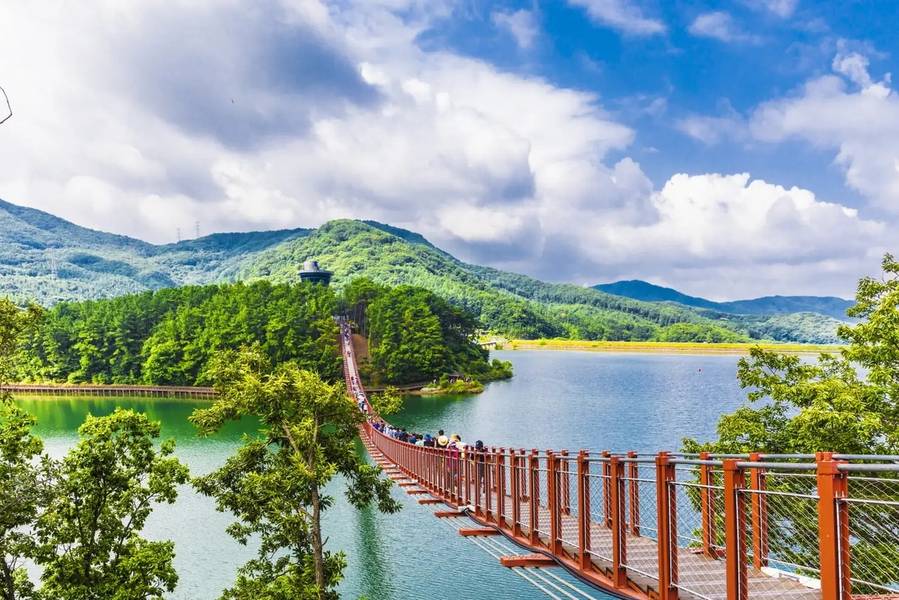 Chiếc cầu treo Gamaksan nổi tiếng đưa du khách đến với trải nghiệm thiên nhiên độc đáo.