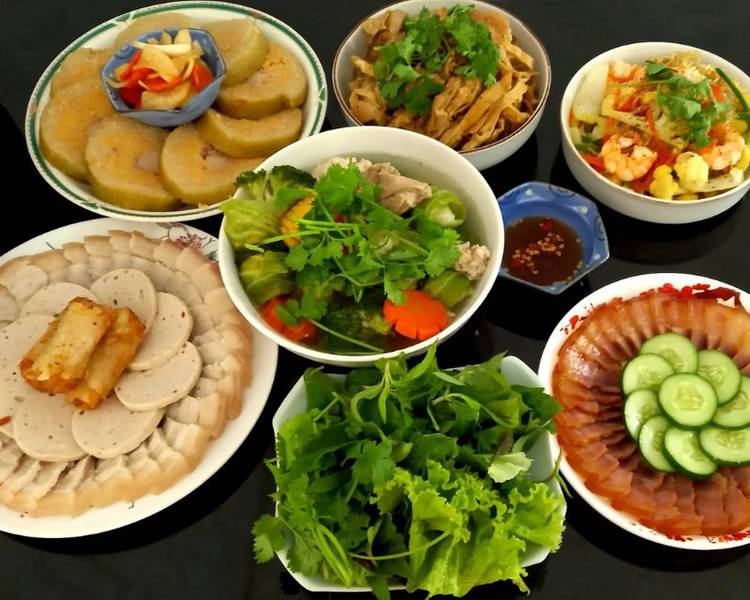 Mâm cỗ ngày Tết miền Trung vô cùng thịnh soạn.