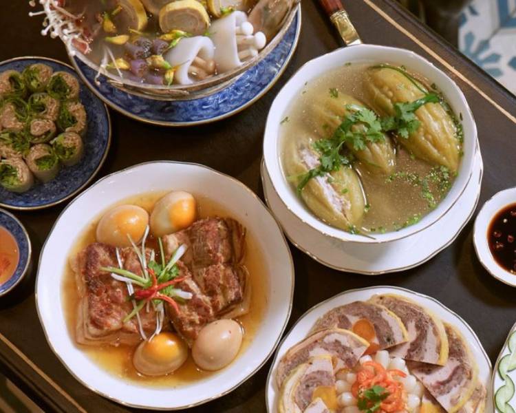 Mâm cỗ ngày Tết miền Nam với những món ăn đặc trưng như thịt kho tàu, canh khổ qua,...