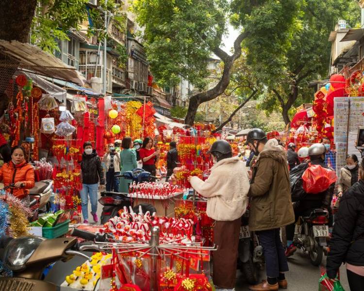 Khi đã biết lịch nghỉ Tết 2026, nhiều người thường lên kế hoạch mua sắm Tết ở các hàng ngõ vô cùng náo nhiệt.